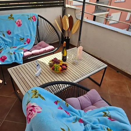 Sea View Izziy Apartment
